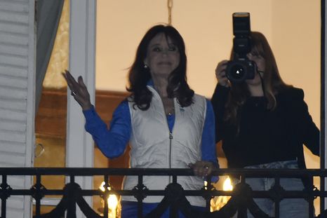 Cristina Fernández de Kirchner desde su balcón de San José 1111.