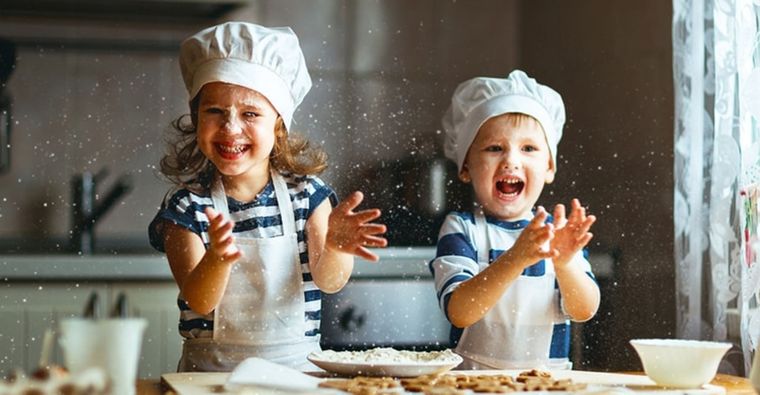 Niños cocinando