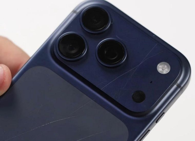 El iPhone 17 Pro en azul muestra rayaduras en la zona de cámaras traseras tras pocos días de uso.