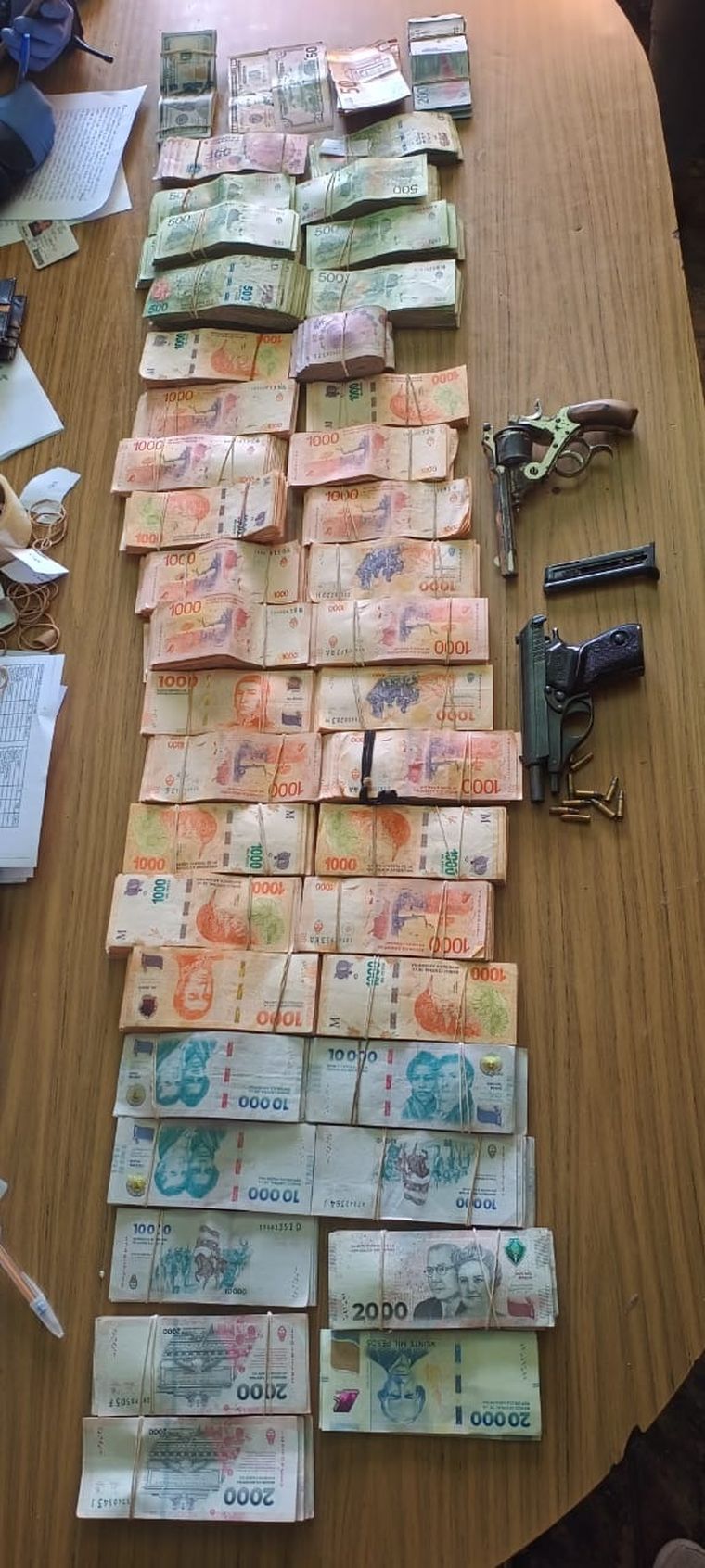 La Policía secuestró 300 puertas, motores y chasis con pedido de secuestro, además de armas y dinero en efectivo, en un operativo realizado en Maipú La Policía secuestró 300 puertas, motores y chasis con pedido de secuestro, además de armas y dinero en efectivo, en un operativo realizado en Maipú