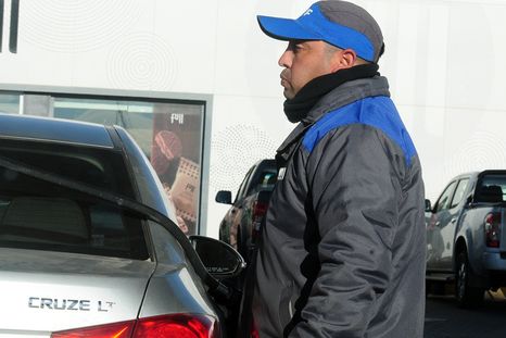 La actualización impositiva sobre los combustibles comenzará a regir desde mayo y podría trasladarse al precio final en surtidores de nafta y gasoil. La actualización impositiva sobre los combustibles comenzará a regir desde mayo y podría trasladarse al precio final en surtidores de nafta y gasoil.