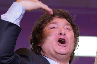 MDZol | Javier Milei continúa subido a una ola triunfalista, que asegura le permitirá cerrar el Banco Central para eliminar la inflación dolarizar, enterrando para siempre al peso. Foto: NA