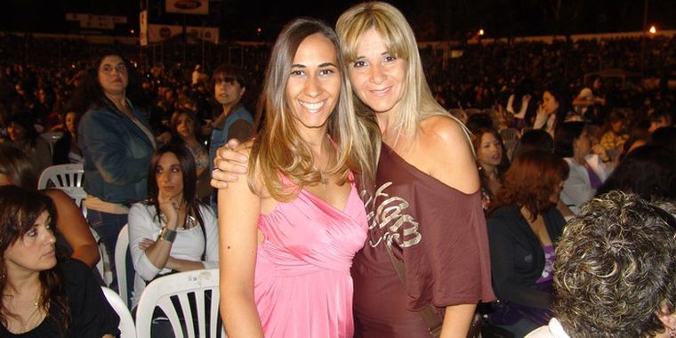 En primera fila: Natalia Labarba y Marisa Sambiasi, con look muy sexy. Foto: MDZ