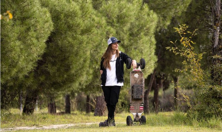 Evan González, la influencer que recorre lugares con su skate Foto: Cortesía de Evan González