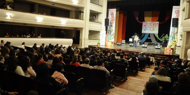 El teatro se llenó con la presencia de casi mil chicos y grandes. Foto: Alf Ponce / MDZ