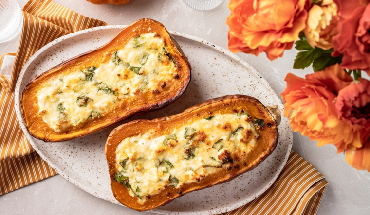 Convertí una calabaza común en un plato gourmet con pollo y queso derretido