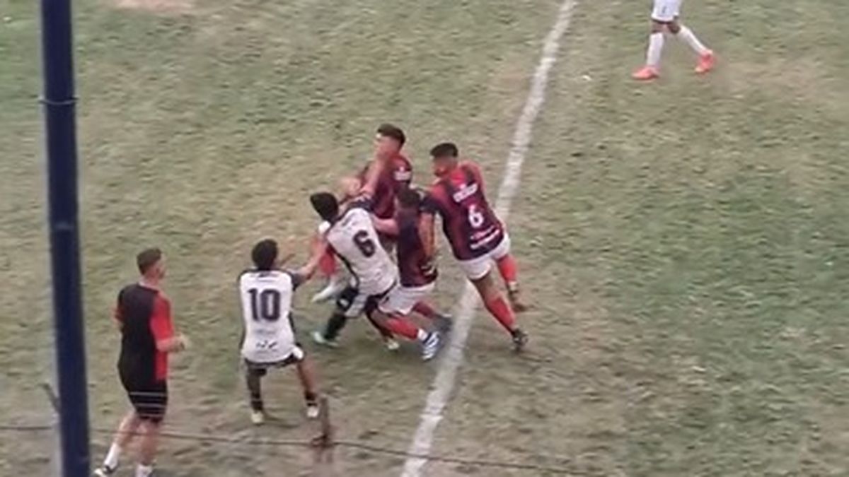 Video: batalla campal en el fútbol mendocino terminó con varios jugadores lastimados