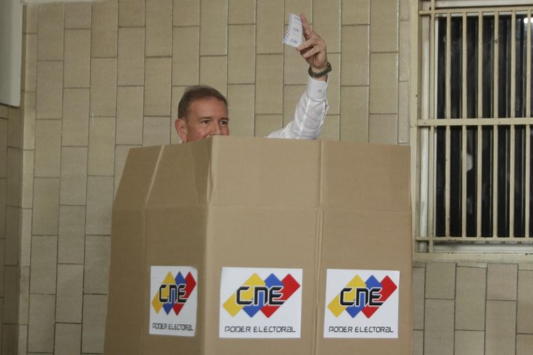 Edmundo González Urrutia emitió su voto en Venezuela Foto: EFE