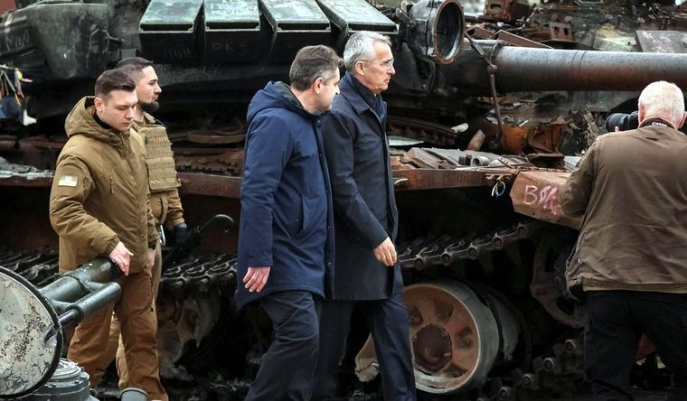 Stoltenberg, en una visita a Zelenski, en Ucrania. Foto: Efe.