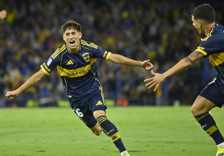 Tomás Aranda abrió el marcador para Boca ante Instituto y sale a festejar con todo el primer gol en su carrera profesional.
