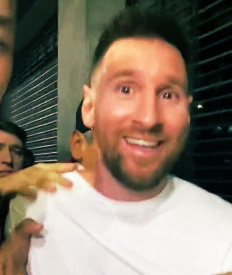 La sorpresa de Messi al ver tanta gente esperándolo.