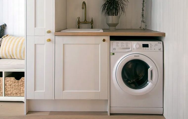 Lavar la ropa con manchas de barro de forma incorrecta puede fijar las manchas en lugar de eliminarlas, dañando la ropa para siempre. Foto: Industville