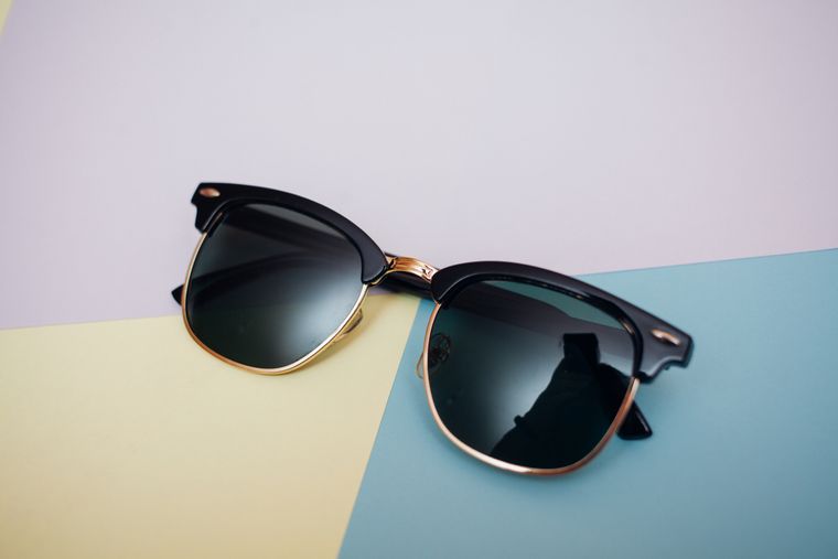 Los rayones en los lentes de sol pueden atenuarse con trucos caseros de limpieza. Foto: Shutterstock