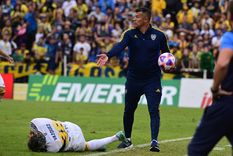 Almirón se fue expulsado tras protestar una falta sobre Vázquez en el Central-Boca Foto: Télam