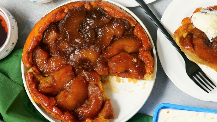Algunas versiones antiguas de la receta de tarta de manzana no llevaban azúcar, porque la fruta ya aportaba dulzor natural. Algunas versiones antiguas de la receta de tarta de manzana no llevaban azúcar, porque la fruta ya aportaba dulzor natural.