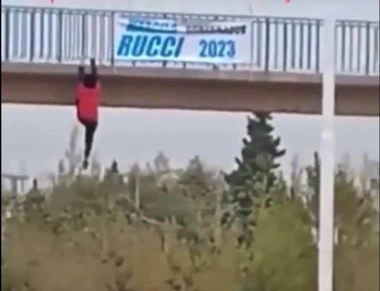 El joven habría estado colgando un cartel político