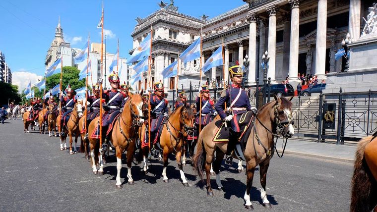 Custodia apostada frente al Congreso de la Nación en la apertura de las asambleas ordinarias de 2018 Foto: @Granaderosarg
