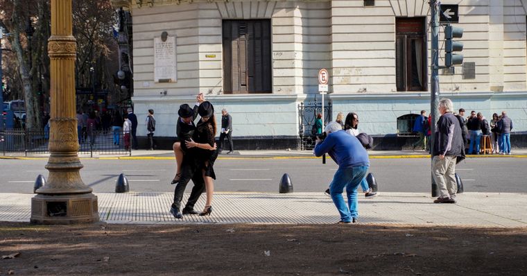 El tango es un gran atractivo en la ciudad de Buenos Aires. El tango es un gran atractivo en la ciudad de Buenos Aires.