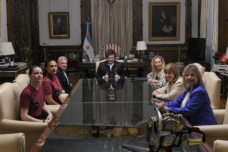 Javier Milei, Patricia Bullrich y Alejandra Monteoliva con la policía que se hizo viral por su frase: Javier Milei, Patricia Bullrich y Alejandra Monteoliva con la policía que se hizo viral por su frase: