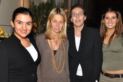 MDZol | Laura Méndez, Cecilia Zunino y Luciana Gómez, junto a una de las invitadas a tomar el té: Macarena Siracusa. Foto: Nacho Gaffuri / MDZ