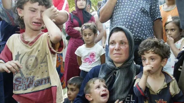 Residentes del sur de Líbano en la ciudad portuaria de Saida tras huir de los bombardeos israelíes, el 21 de julio de 2006. Foto: Getty Images