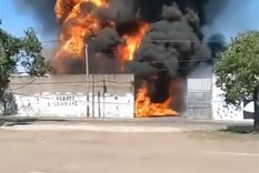 El incendio arrasó con una fábrica. Foto: Captura de pantalla