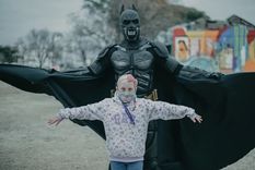 visita a ninos enfermos disfrazado de batman y tendra su propia pelicula