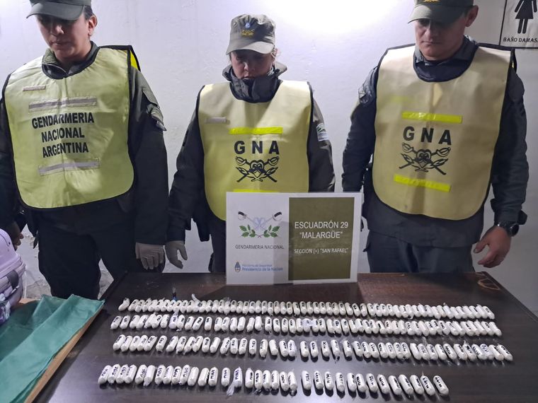 Las cápsulas de cocaína incautadas en el Sur provincial por personal de la Gendarmería Nacional.&nbsp;