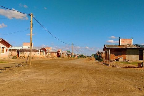 En el terreno se proyectan obras de urbanización y regularización dominial. En el terreno se proyectan obras de urbanización y regularización dominial.