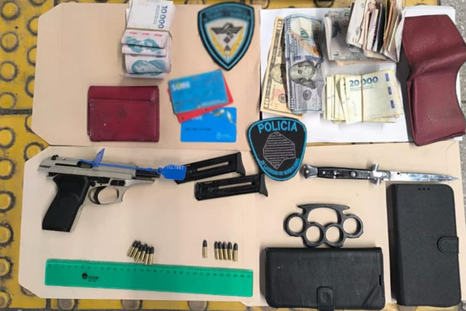 Los elementos que incautó la Policía de la Ciudad en el operativo realizado en el subte. Los elementos que incautó la Policía de la Ciudad en el operativo realizado en el subte.