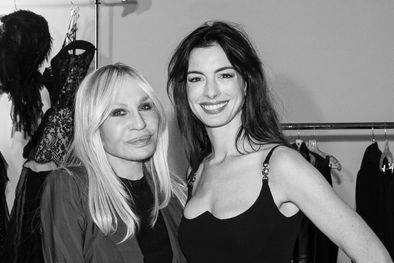 MDZol | Anne Hathaway dijo presente en el desfile de su amiga, Donatella Verace, con un imponente look. Foto: Andrew Archeos