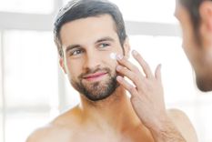 La rutina básica de cuidado masculina incluye algunos productos básicos, entre los que un suero suavizante es clave. Foto: Menzig Mag