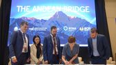 La firma del protocolo para la creación del Andean Bridge. La firma del protocolo para la creación del Andean Bridge.