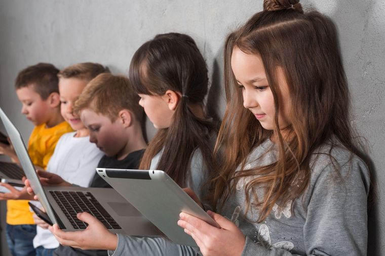 Según un informe emitido por la Unesco, en uno de cada cuatro países se ha implementado la prohibición de estos dispositivos en las escuelas. Foto: Freepick.