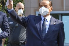 preocupacion: a un mes de su contagio, berlusconi sigue dando positivo