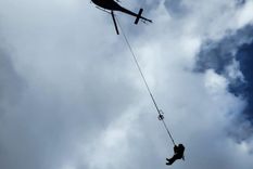 El helicóptero trabajando para el rescate Foto: Gentileza El helicóptero trabajando para el rescate Foto: Gentileza