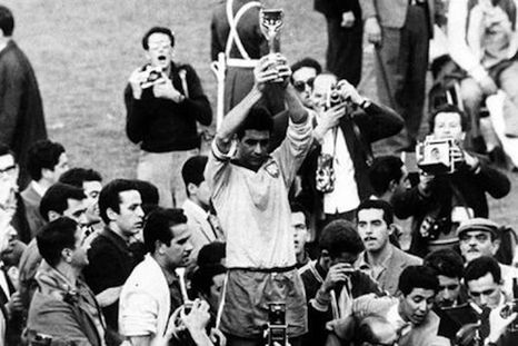 La imagen muestra un viajero en pleno Mundial de Chile 1962.