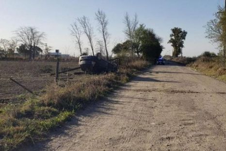 El auto que manejaba la menor quedó volcado sobre el camino vecinal Foto: Noticias Argentinas