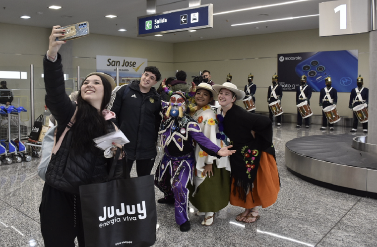 Turistas llegando en el flamante vuelo directo Mendoza - Jujuy. Foto: Gentileza Prensa Jujuy