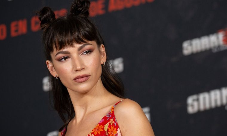 Úrsula Corberó combinó lo formal y lo informal, con estos jeans. Foto: Hola - https://www.hola.com/us/images/026b-12c55a175f0e-d566bf66a3ae-1000/horizontal-1200/quot-snake-eyes-el-origen-quot-paramount-photocall-in-madrid.jpg