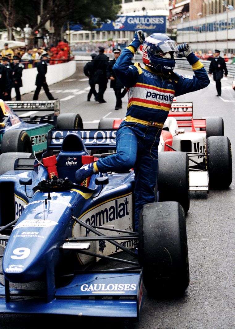 Olivier Panis consiguió la única victoria de su carrera en una tarde inolvidable para la Fórmula 1 y para el equipo Ligier. Olivier Panis consiguió la única victoria de su carrera en una tarde inolvidable para la Fórmula 1 y para el equipo Ligier.
