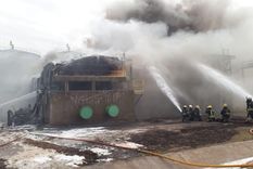 Gran escala Las fotos muestran el tamaño del incendio frente a los humanos.