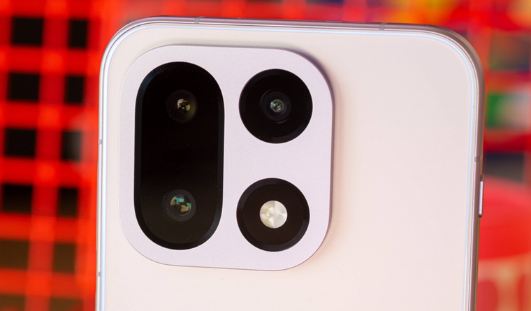 El módulo de cámaras del OnePlus 15 combina tres sensores de 50 MP. El módulo de cámaras del OnePlus 15 combina tres sensores de 50 MP.