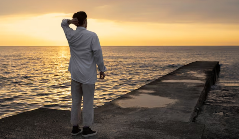 Los hombres se van quedando solos y esto afecta su salud mental y física. Foto: Freepik