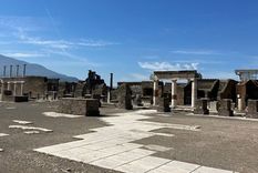 El investigador estudia el uso de la luz natural en la arquitectura antigua.   
