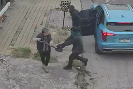 Los robos quedaron grabados en video por las cámaras de la zona. Todo ocurrió en escasos minutos. Los robos quedaron grabados en video por las cámaras de la zona. Todo ocurrió en escasos minutos.