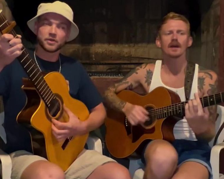 Dos influencers y un video viral en el que interpretan en inglés y frances una zamba.