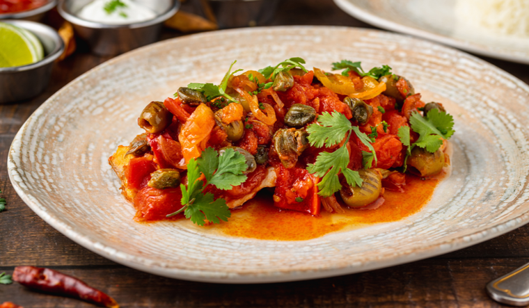 Aunque hoy es famosa en todo M&eacute;xico, la receta original veracruzana surgi&oacute; en los puertos donde los pescadores preparaban el pescado fresco con lo que ten&iacute;an a la mano.
