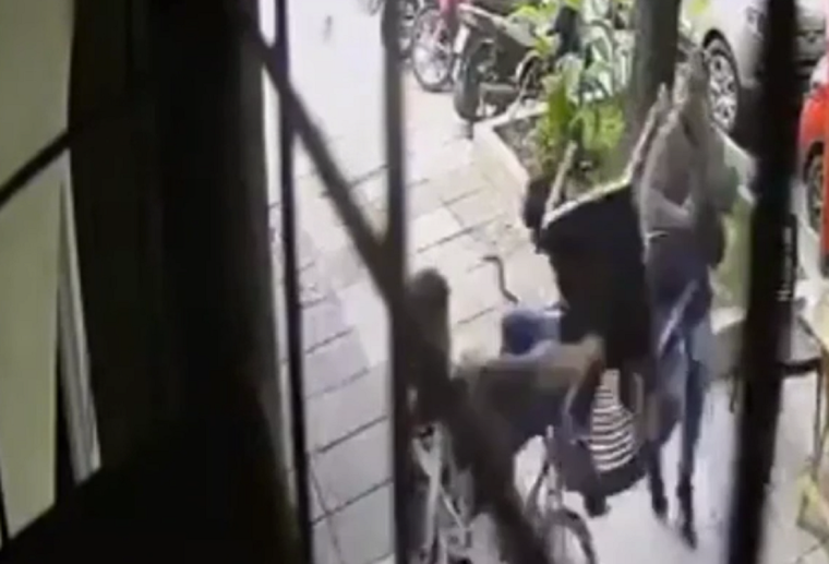 Una clienta detuvo a un ladrón de un sillazo en el Chaco Foto: NA