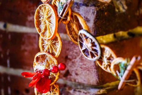 Navidad y una decoración casera: guirnalda hecha con naranjas secas. Imagen: Future. Navidad y una decoración casera: guirnalda hecha con naranjas secas. Imagen: Future.